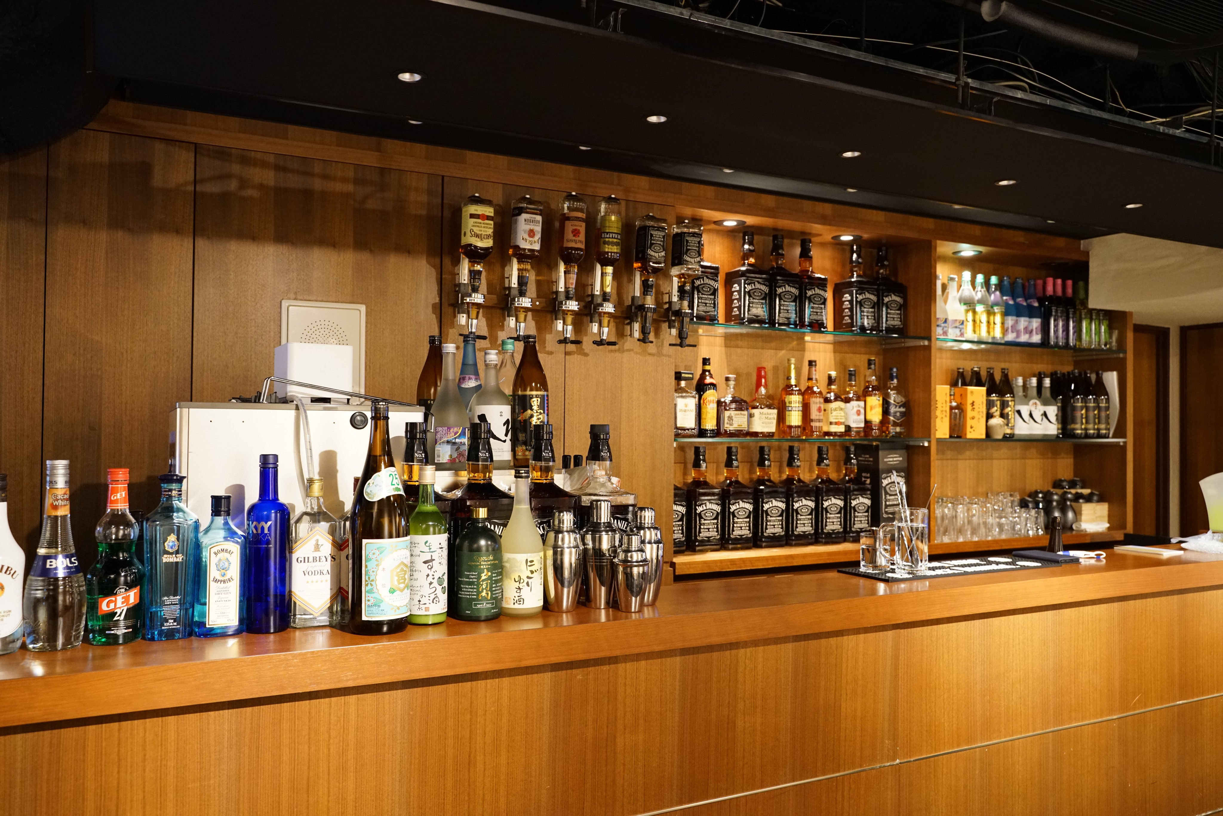 下倉バイオ On Twitter: "秋葉原近辺で終電を逃す機会の多い皆様に大変耳寄りな情報なんですが、末広町湯島間にある「うるとら」という居酒屋が近年稀に見る大ヒットで我々が支えなければって感じの新規店舗なんでぜひ行ってください。朝５時までやってます。この内装  ...