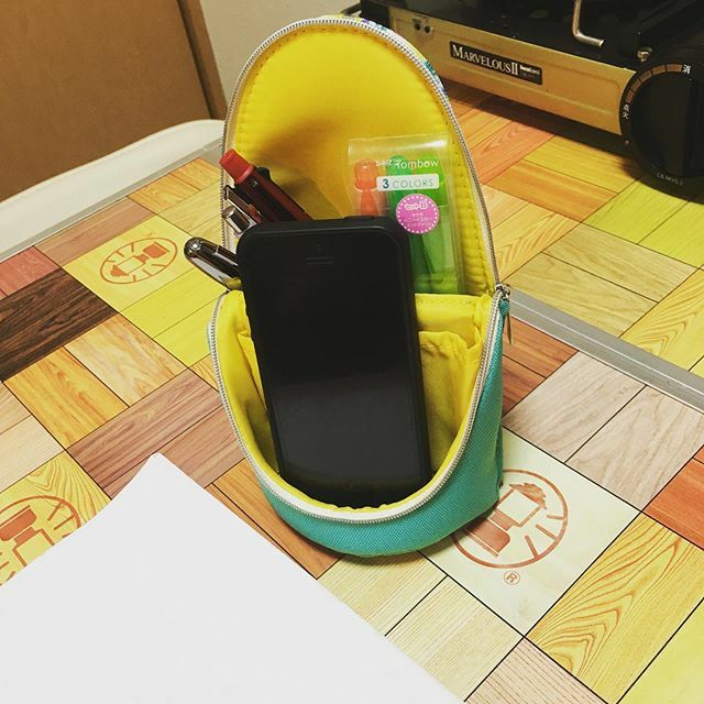 office_express_'s tweet photo. ソニックさんのスマスタ使いやすさ抜群〜!
筆箱だけどケータイ立てかけることができます!
勉強などに最適!! #筆箱 #スマスタ #smasta #sonic #ソニック #スマホ #文房具 https://t.co/BO8F3d6CrG https://t.co/08WIJpZw3P