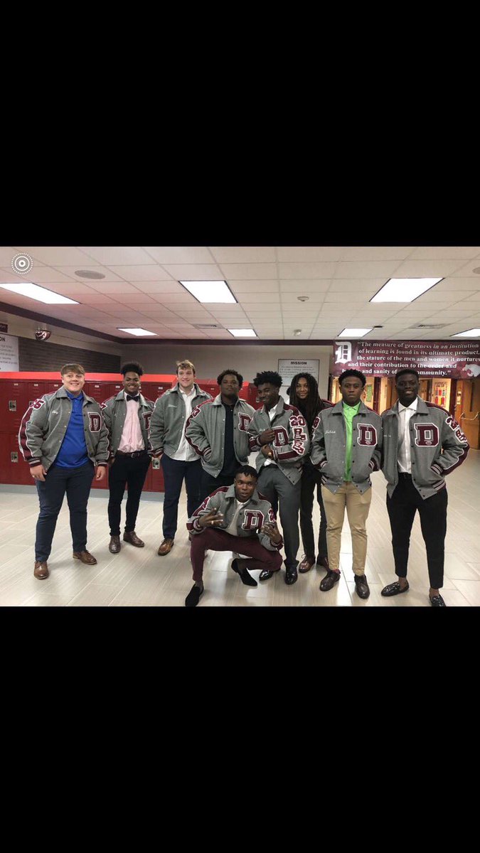 heartofalionxd's tweet photo. Time flies when u tryna graduate ⏳#2eniOr #jacketnight https://t.co/cpmw4t5ycS