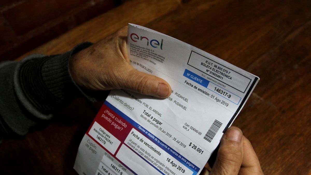 T13's tweet image. Gobierno regulará alzas en el precio de cuentas de servicios básicos y peajes » t13.cl/319202