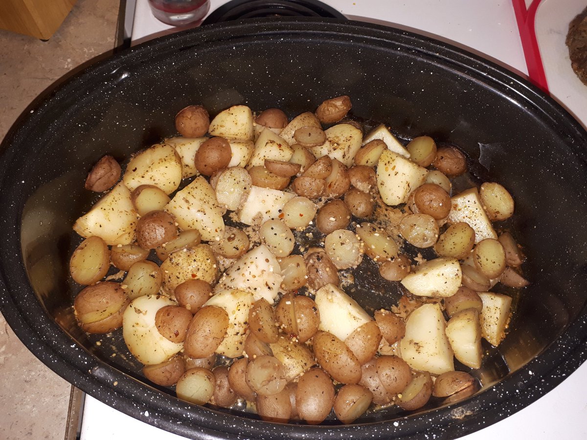 HuskerFox's tweet photo. Kitty's plate is the one with the bone on it. Kitty always wants the bone π
Tonight's dinner roast beef and potatoes. With a bunch of spices and stuff.
#FursThatCook https://t.co/PxQoU5pCH1