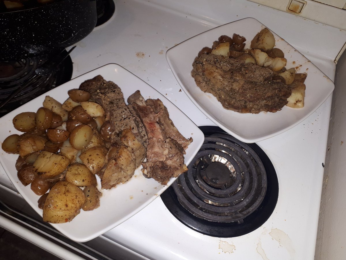 HuskerFox's tweet photo. Kitty's plate is the one with the bone on it. Kitty always wants the bone π
Tonight's dinner roast beef and potatoes. With a bunch of spices and stuff.
#FursThatCook https://t.co/PxQoU5pCH1