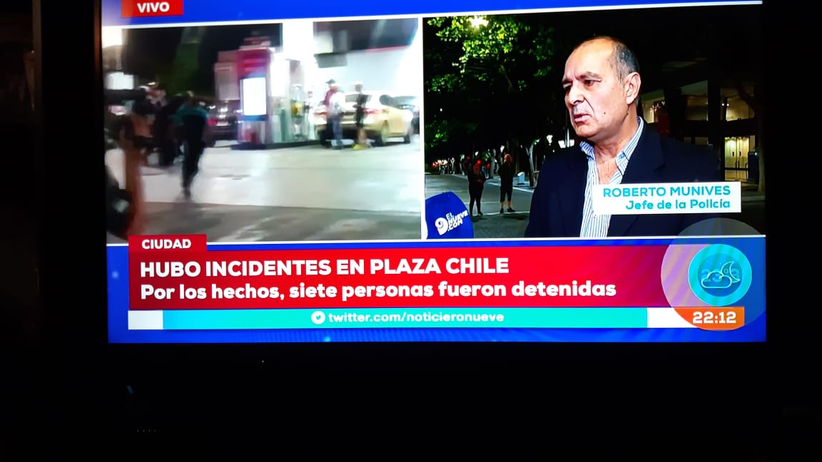 EmilioACaram's tweet photo. En la represión de plaza Chile, es el Comisario General Roberto "oso" Munives, Director General de la Policía de Mendoza, quién golpea a quiénes se manifestaban hoy. Ésto es muy grave para Mendoza, deplorable y repudiable accionar de quiénes deben dar el ejemplo! Salvaje! https://t.co/lZxgAYnzPj