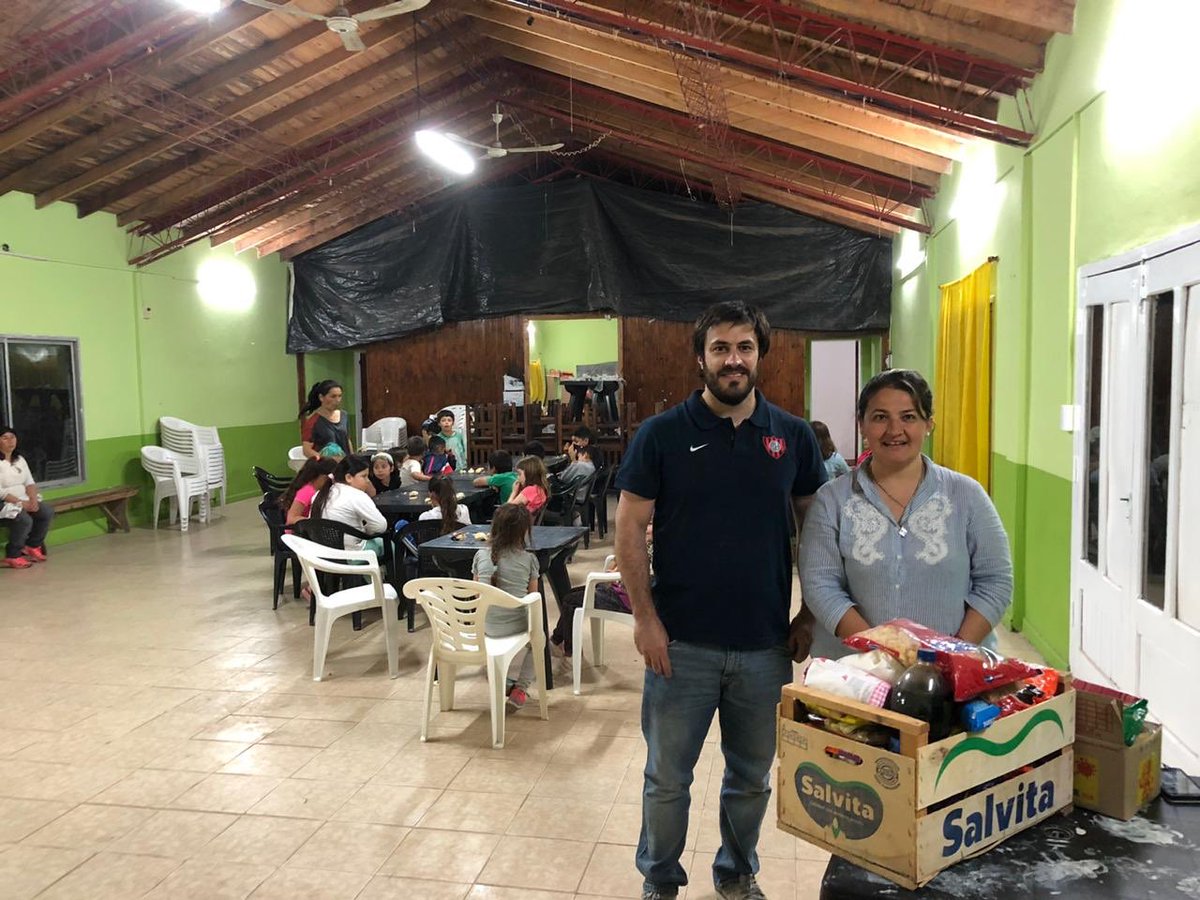 CuervosCdeAreco's tweet photo. El vice de la peña sanlorencista Carmen de Areco haciendo entrega de alimentos al merendero Celebra la vida!! Mucho más q 90 min. https://t.co/3zPaS07bi7