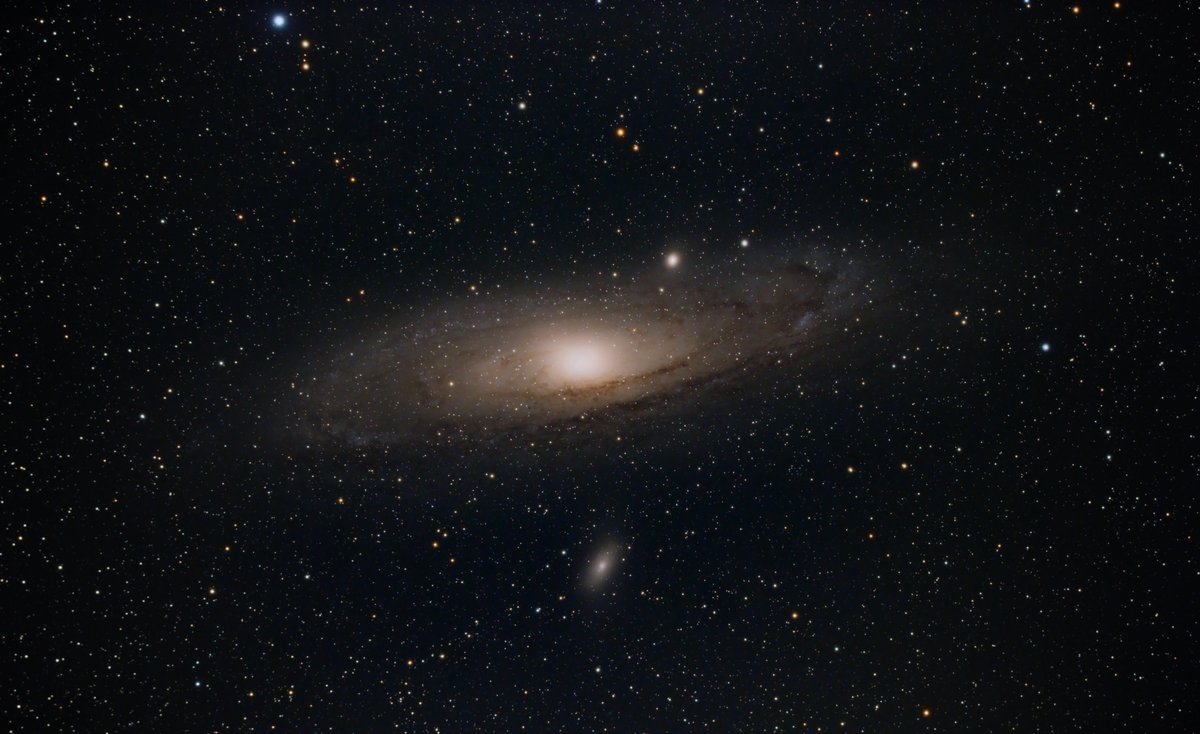 Vaillant0879's tweet photo. Finally, got an opportunity to image the #andromeda galaxy after having my EQ6R Pro hypertuned and man was it a joy to use. Only 117 minutes of integration time here. pretty pleased with the result. 39 x 3 minutes subs. #Astrophotography #astronomy #dslrimaging #astrodad https://t.co/OAyUahfyTD
