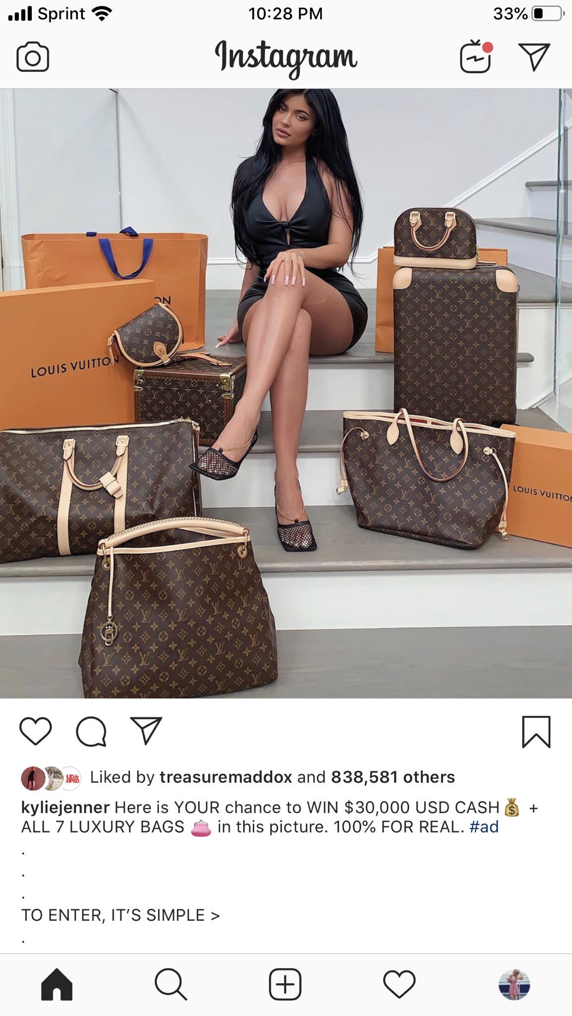 The suitcase Louis Vuitton used by Kylie Jenner on her account Instagram @ kyliejenner