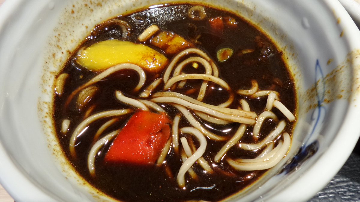にっこ 赤羽 そばいち ブラックカレーそば 赤羽 駅ナカ ソト ぶ らぶら 折角だから喰ってみるか 甘味の強いスパイシーな真っ黒なカレー汁 素揚げのカボチャ特にパプリカがアクセント 見た目はインパクトそこそこあるが味的にはチョイ にっこ 赤羽 そばいち ブラックカレーそば 赤羽 駅ナカ ソト ぶ らぶら 折角だから喰ってみるか 甘味の強いスパイシーな真っ黒なカレー汁 素揚げのカボチャ特にパプリカがアクセント 見た目はインパクトそこそこあるが味的にはチョイ