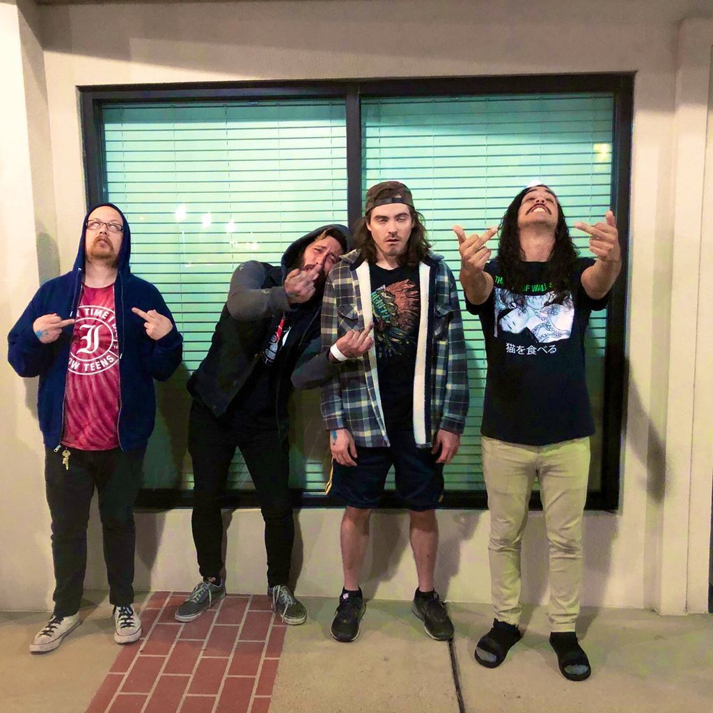 Yeah let’s just take a picture because we’re on tour 🚐💨💨💨
#gnarwolf