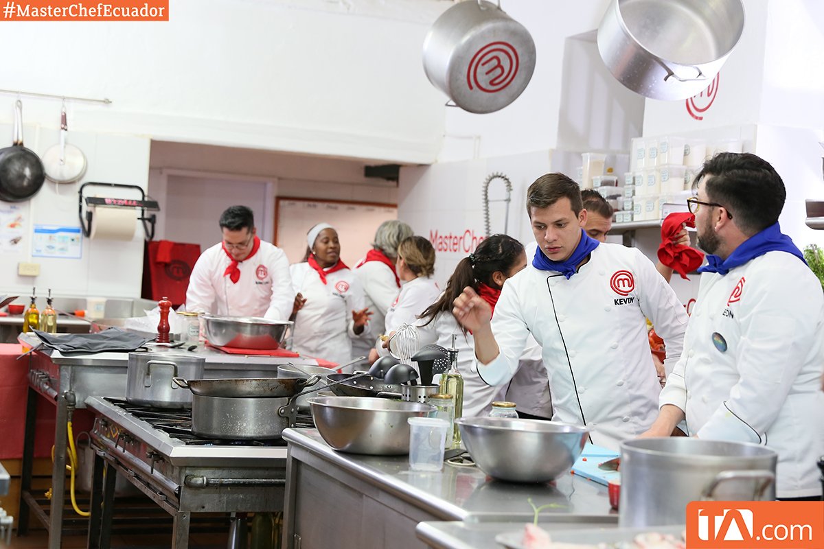 Los participantes empiezan a servir el primer plato para los invitados de la boda. ¿Qué equipo ganará este reto en la cocina de #MasterChefEcuador?