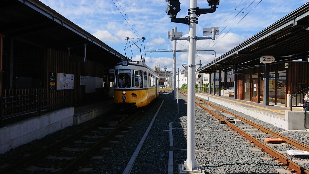 まーく ドイツ生まれの路面電車と右翼の街宣車がすれ違う奇妙な光景 駅メモ