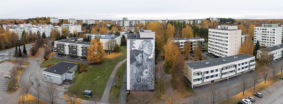 SATOkoti's tweet photo. No onhan tämä nyt kerta kaikkiaan vaikuttava! Paola Delfinin muraali Sami Kallioniemen kuvissa, syksyisessä SATOn Saarenvainionkadun pihapiirissä. 
#katutaide #Tampere #asukkaat @Upeart https://t.co/eUmgmwbSs1