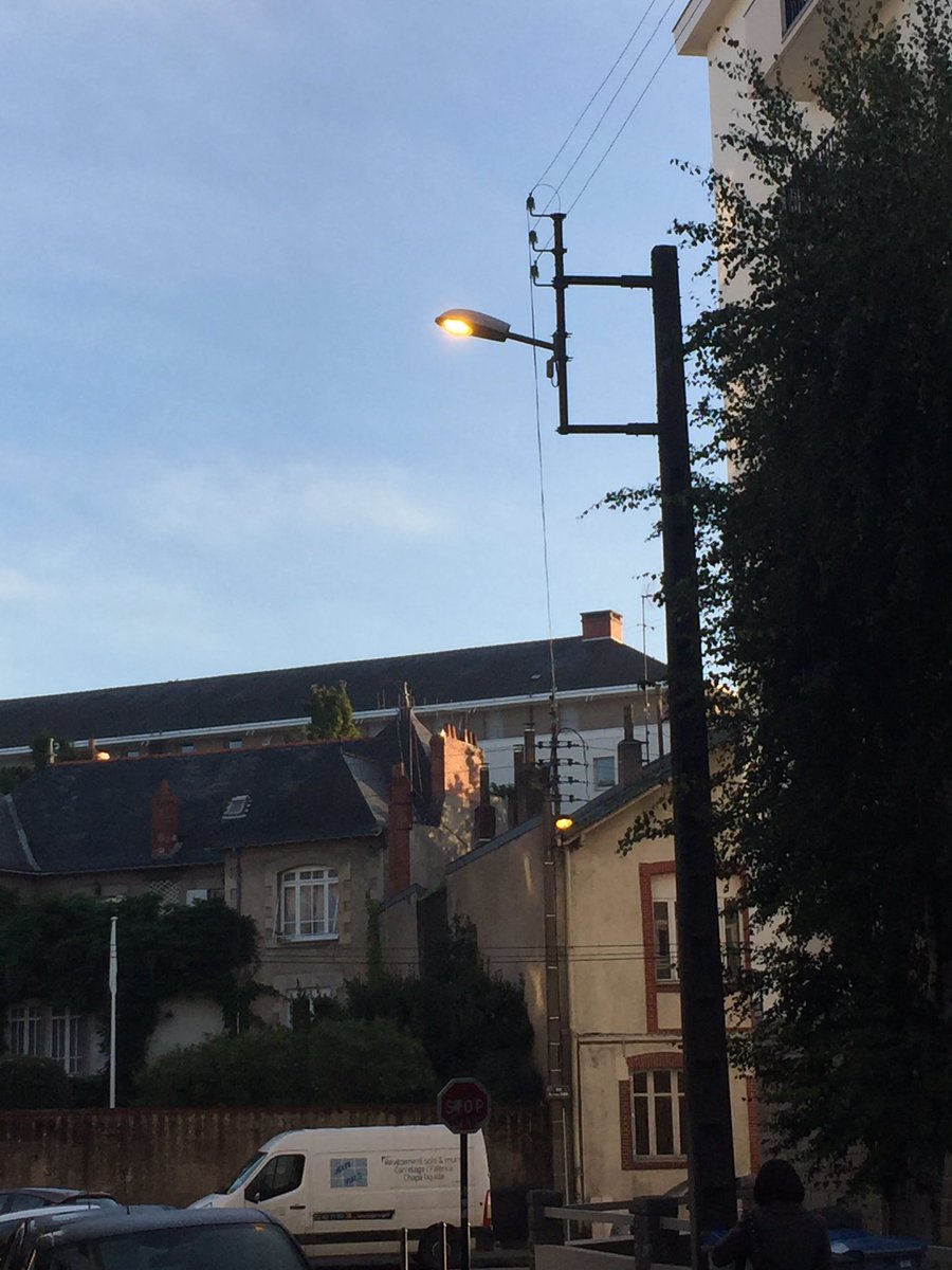 GeoffroyLecerf's tweet photo. @nantesfr 😳😳 les lumières 💡💡sont encore allumées rue Alfred Riom et rue Lamoriciere... https://t.co/p5WVbPL5qb