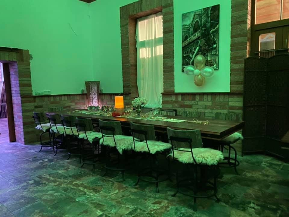 ManufactureMrn's tweet photo. "Maestro Pizza a Jedla" Słowacja, nasze krzesełka i podstawy do stołów 300M 😍

#industrialfurniture #industrialdesign #industrialinterior #homedecor #table #chairs #pizza #restaurant #retro #vintage https://t.co/t1qgfz53q2