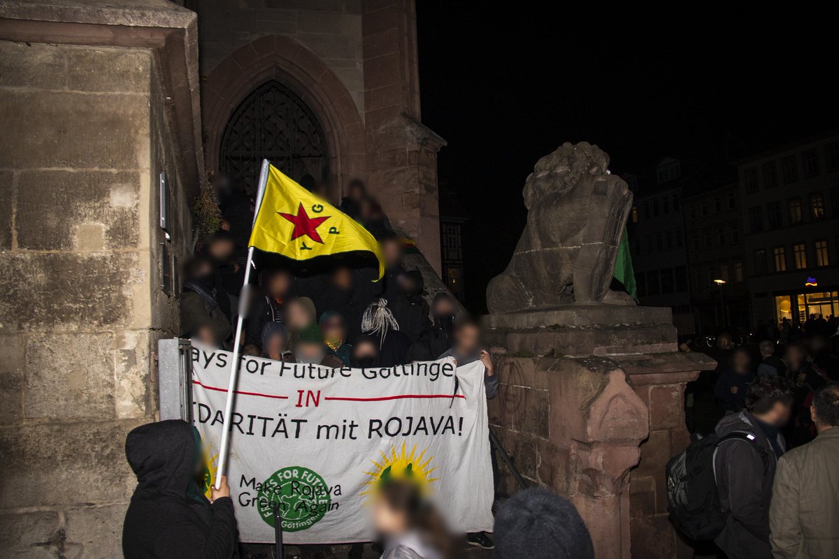 m_redical's tweet photo. De Maizière not welcome!

NSU-Versteher und Architekt des #EU-Flüchtlingsdeals de #Maizière wollte gestern im alten Rathaus sein Buch vorstellen. Seine Lesung wurde von 50 Aktivist*innen blockiert und musste abgesagt werden. Keinen Frieden mit der Festung Europa und ihren Fans! https://t.co/CG9n5ZTir0