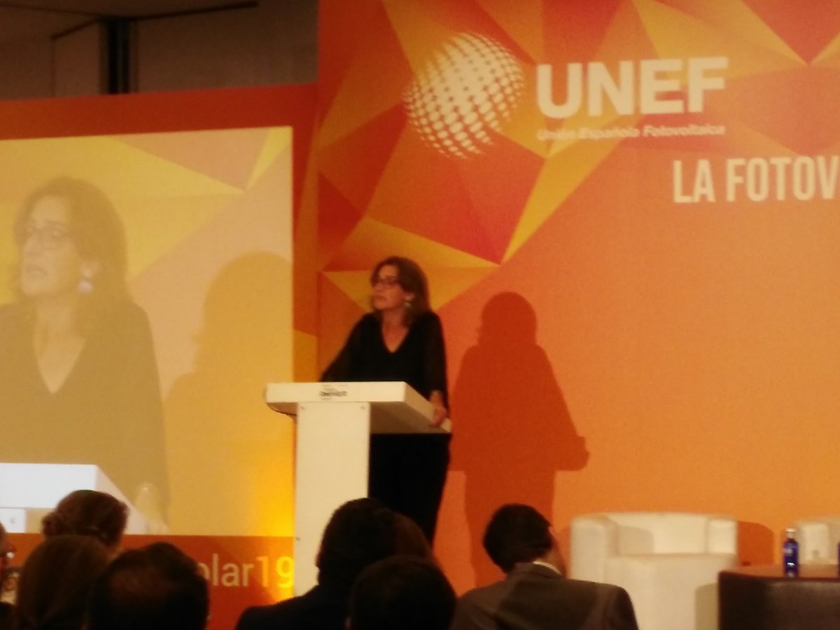 CdeElectrico's tweet photo. .@Teresaribera habla del potencial de las #renovables y la energía solar en la democratización del modelo energético, hoy en el #forosolar2019 de @UNEFotovoltaica https://t.co/9RARIpMyuD