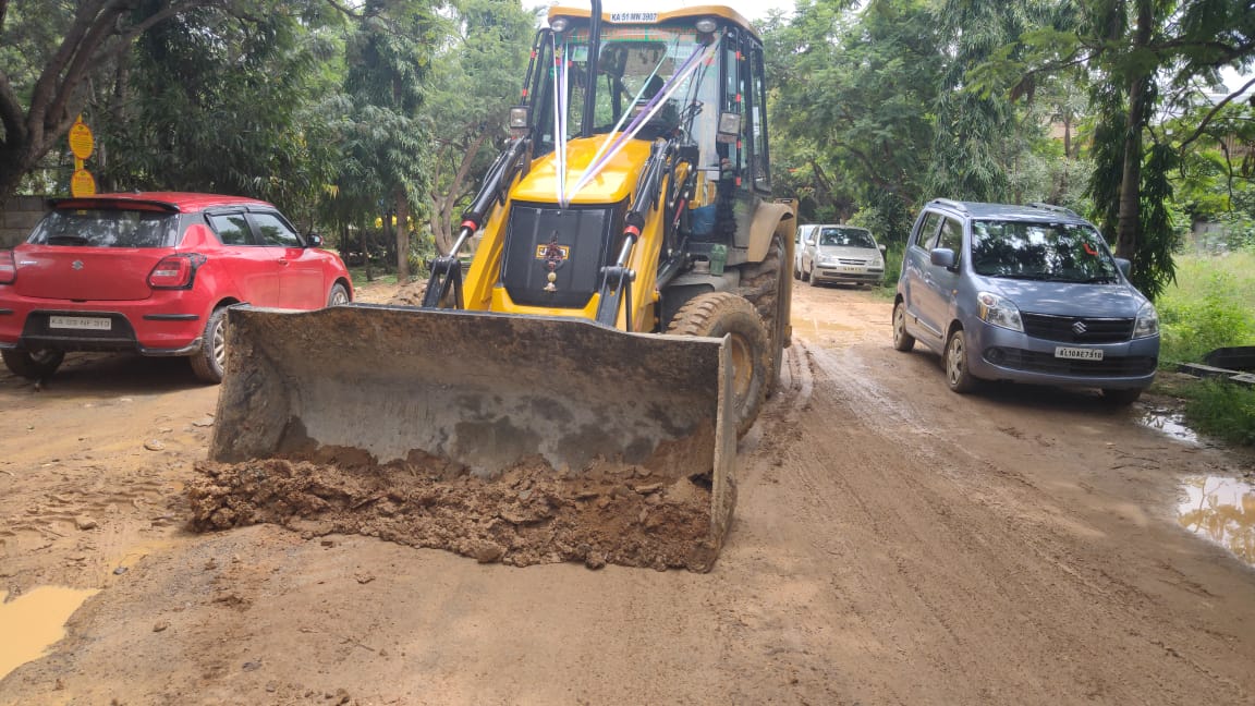 kdevforum's tweet photo. @BBMPCOMM @CMofKarnataka @csogok @BBMP_MAYOR @KarnatakaVarthe @ArvindLBJP @blsanthosh @Dkhallirising @carmelaramunite @ECityRising @PCMohanMP @BJP4Karnataka @BSYBJP @nalinkateel @varthur_rising @BalagereConnect @namma_BTM @chairmanbwssb sir,why shd it take media to highlight issues &amp; later officials to act ? Now Subhenclave &amp; other places debris removal happening.This way of governance is painful.
@BBMPCOMM @Randeep_Dev @ArvindLBJP @Dkhallirising @WFRising @iffathfathima6 @BalagereConnect @csogok https://t.co/HlQBXZhleB