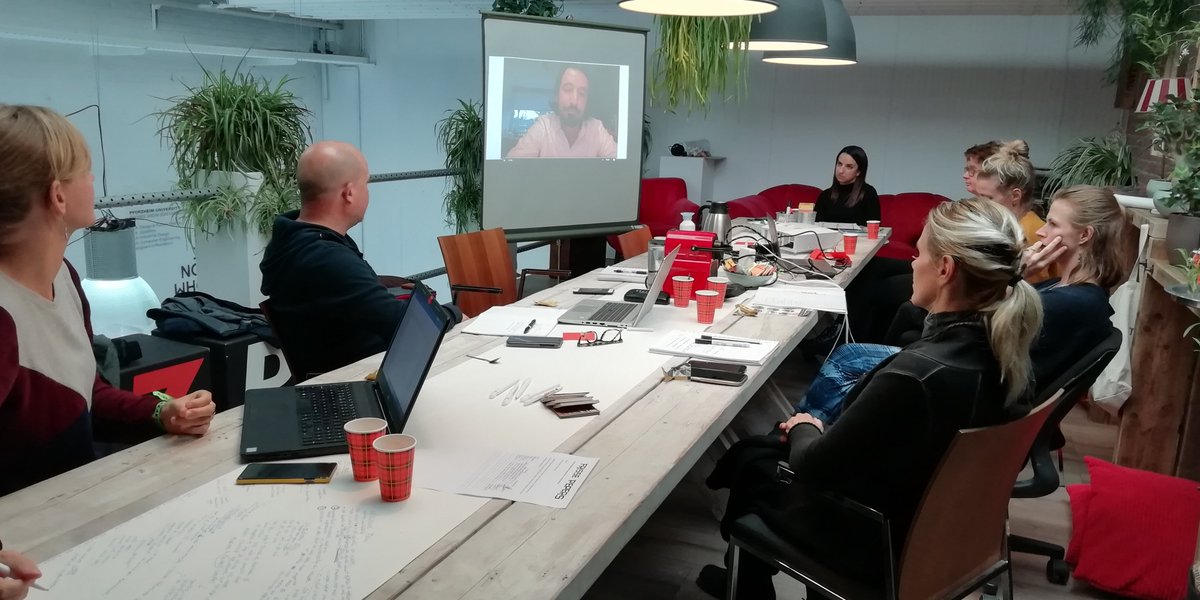 StMoveEindhoven's tweet photo. Voor de #DutchDesignWeek mochten wij samen met de @gem_Eindhoven en @wijeindhoven aansluiten bij de brainstorm van @teamfrissepeper om het te hebben over #polarisatie en #ongelijkheid in #Eindhoven. Meer weten? Volg deze week hun blog op fb: https://t.co/z4Lv8eq2qW https://t.co/DWJyxnbBdz