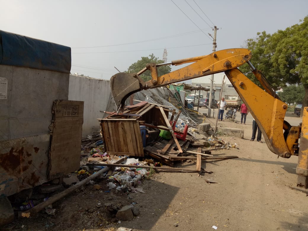 Encroachments removal around Ramleela ground.@CollectorKutch <a href="/PrantAnjar/">SDM ANJAR</a>