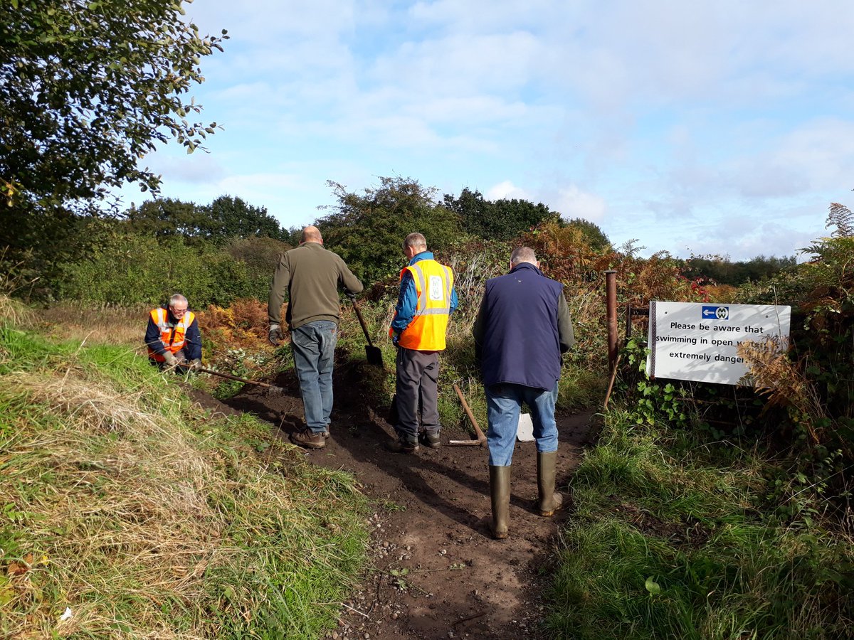 Taking advantage of the weather the team were out yesterday by Ryders Mere flattened out the two humps and adding a direction sign. Elsewhere others were busy raking the ballast under the A5 bridge and Colin used his sit on mower between the Swan and the Signal.