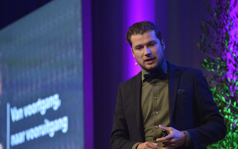 In deze avondseminar lanceert <a href="/arjenbanach/">Arjen Banach</a> zijn boek Organisatievibe en gaat hij in op de winnende principes van Toekomstgerichte Organisaties. Om jou te helpen een volgende stap te zetten richting inspirerend werkgeverschap en innovatief ondernemerschap. bit.ly/31YARKQ