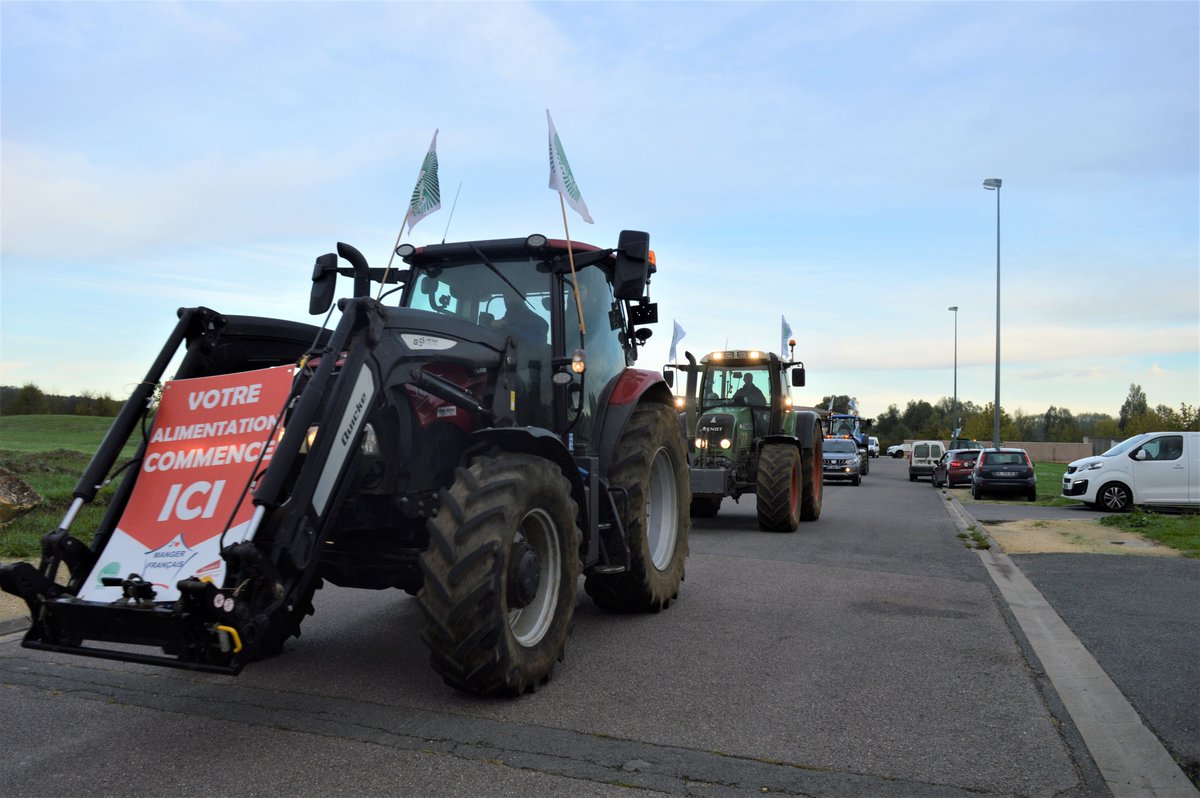 fnsea18's tweet photo. Les agriculteurs de la @fnsea18  et de @JA18230 sont en route pour le centre-ville de #Bourges avec une quinzaine de tracteurs et des véhicules. Distribution de tracts et de pommes à l'esplanade de l'Europe ! #sauvetonpaysan #AgricultureFrancaise #Mangezfrancais https://t.co/mulGi4TEHY