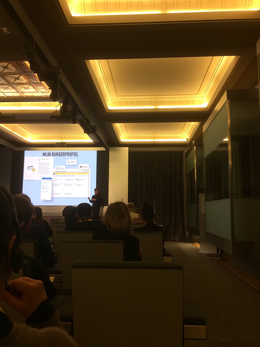 Nous accueillons notre première oratrice Sofie Verhalle ! Sa présentation met en avant la place centrale qu’occupe l’utilisateur dans la communication digitale. <a href="/lamazone/">Sofie Verhalle</a> #mywga
