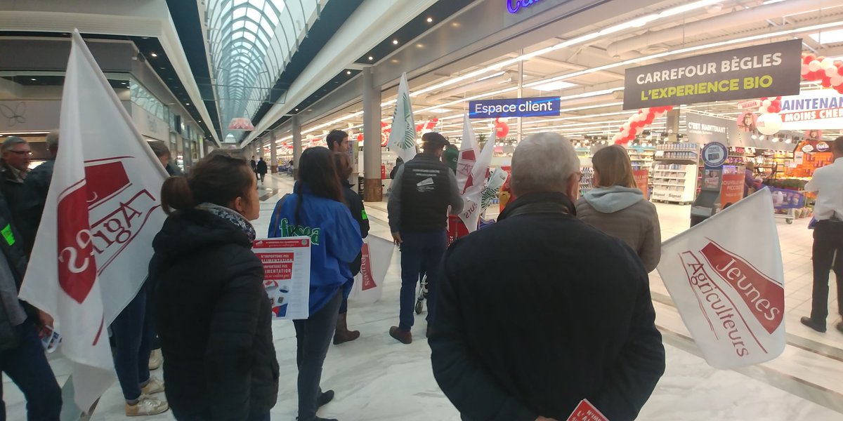 Action étiquetage des produits à <a href="/carrefour/">Carrefour</a> JA+FDSEA  #jenesaispasdoùcavient
 #agribashing  #agriculteurs @FDSEA33