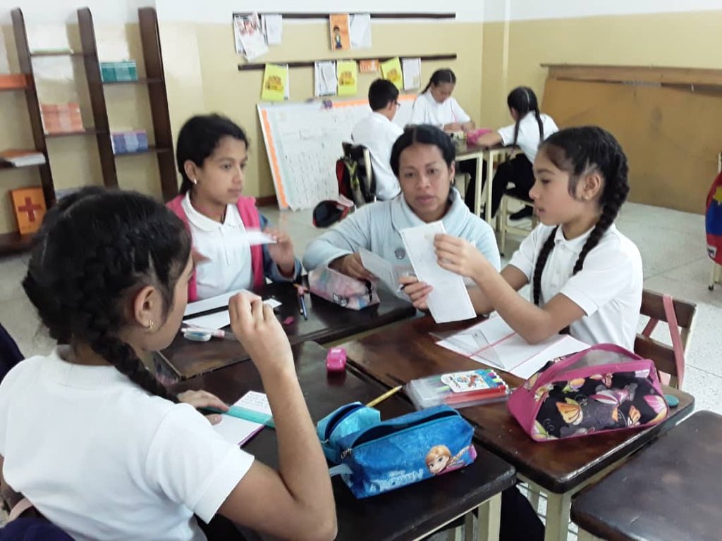 PC_MERIDA's tweet photo. #21Oct Funcionarios de @PC_MERIDA Sector Pueblos del Sur, dictaron Charla sobre señalización e identificación del riesgo en la institución, a los estudiantes de 6to grado Sección A y B, de la Unidad Educativa Bolivariana Edo Barinas @GoberMerida @PCivil_Ve @VGRPC @RamonGuevaraMRD https://t.co/L7B5FstjMX