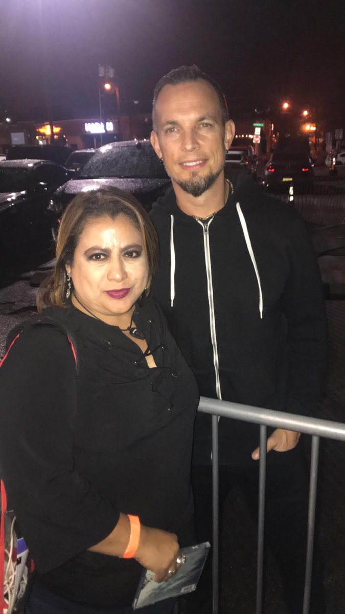 capecod66's tweet photo. Thank you @alterbridge  for the two phenomenal Texas shows.  @MarkTremonti thanks you for coming out to chat with fans .  Safe travels to FL . #WalkTheSky  😊😎👍 #BombFactoryDallas  💙❤💟
👍👏👌🎸🎸🎤🎵📀
📷 by capecod https://t.co/ycUeUGqWsh