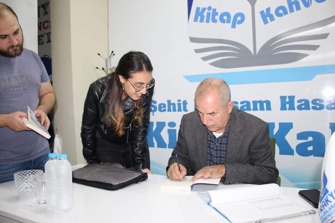 "Okur-Yazar Buluşmaları-1" programımızı T.Ü. Eski Edebiyat Fakültesi Dekanı Prof. Dr. Recep Duymaz'ın katılımlarıyla "Mehmet Akif Ersoy'un Edirne Yılları" konulu söyleşi programını gerçekleştirdik.
Çekilişle 10 katılımcıya yazarın kitabını hediye ettik. <a href="/MUHAMMETCARTI/">Muhammet Ecevit Carti</a> <a href="/mbulut06/">Mehmet BULUT</a>