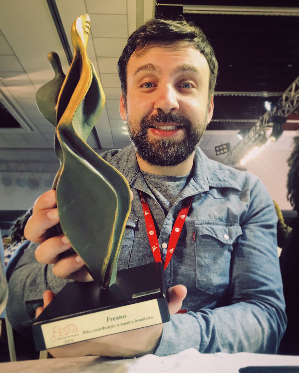 Às vésperas do início de mais uma turnê, recebemos com muita honra o prêmio da <a href="/festadamusica/">Festa Nacional da Música</a> pela contribuição à música brasileira. Deixo aqui meu muito obrigado pela homenagem. 👊💥