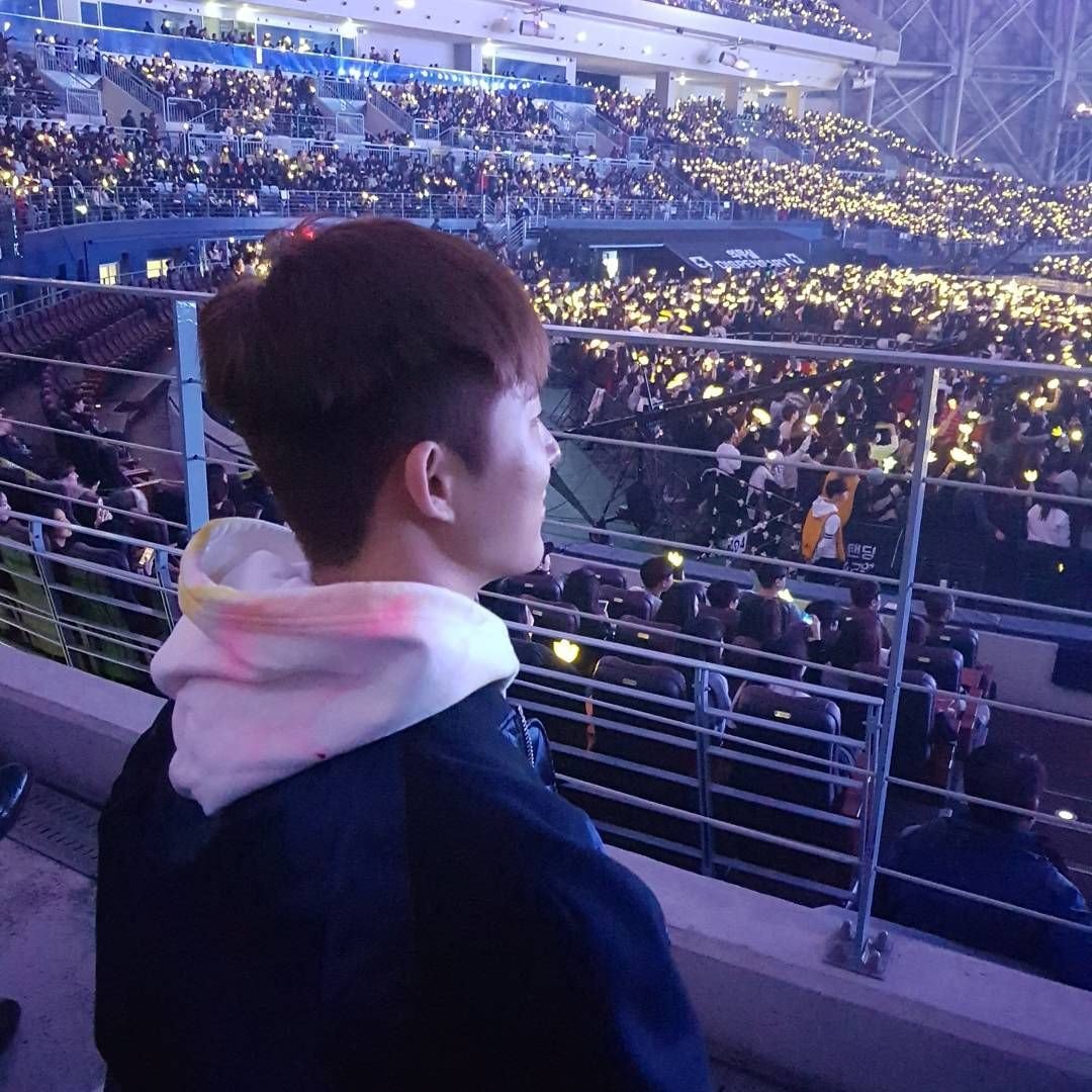 ikonicshawol's tweet photo. Read this on one fb page:
"Finally you are able to celebrate your birthday with your family happily and relaxedly"

AND I CRY 😭😭❤️
#BelovedHanbinDay
#HappyBirthdayHanbin https://t.co/qFjwZHFNNL