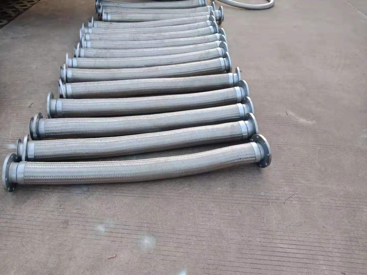 Metal hose products include oil delivery hose, steam hose, sand blasting hose, acid and alkali delivery hose, food hose, oxygen blowing hose and various special-shaped hose. Widely used in machinery, chemical industry, petroleum, metallurgy, food and other industries.