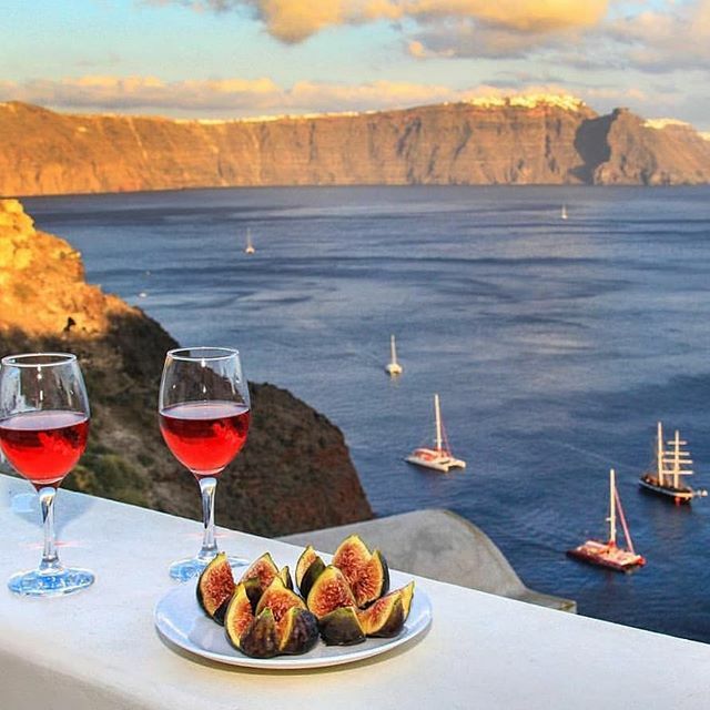 SantoSecrets's tweet image. Awesome caldera views are for free from the balconies of @nicolettahouses , and they always go with a glass of fine #santoriniwine 😊🍷
#santorinisecrets #lovesantorini #instasantorini #visitsantorini #destinationsantorini #thira #santorini #greatview … ift.tt/2BtAGLY