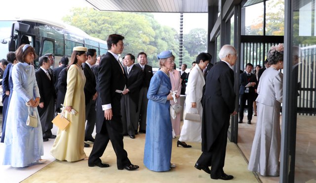 蛍 新皇后の雅子さんの実家 小和田家の人達ヤバイｗ 皇族のコスプレしてるｗｗ なぜに皇族コスプレ 最後尾の双子の妹さん なんかシャレにならんヤバさ 雅子さんの妹だから50歳くらいだろうけど ボサボサ髪に少女趣味ヘアバンドは変だと思わないのかな 何