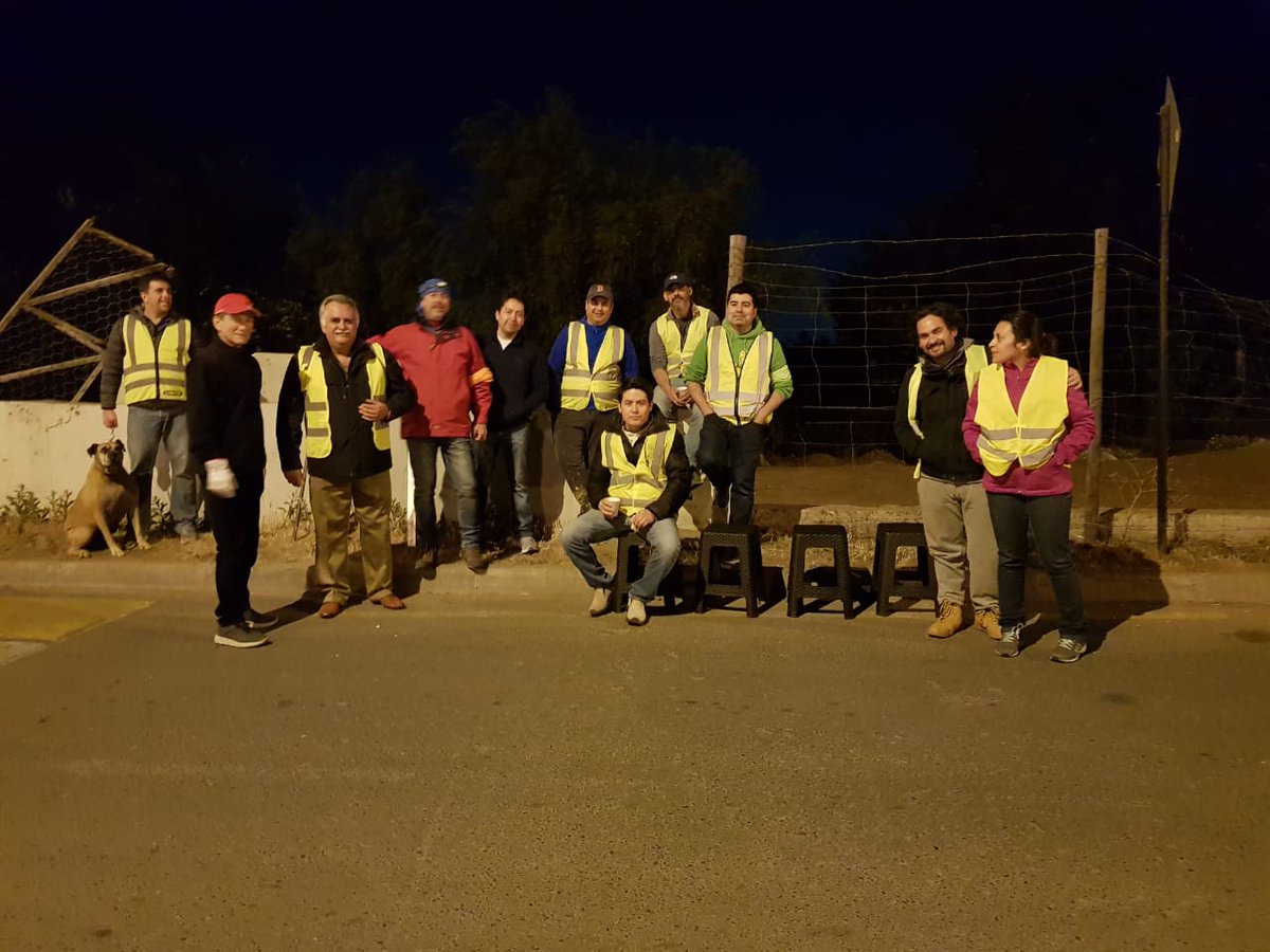 Lomasdelocanas's tweet photo. Organizacion total para el resguardo de todos los vecinos. Cuidamos nuestro barrio! 💪💪💪🇨🇱❤ en Lomas De Lo Cañas https://t.co/W3OWMVtRN8 https://t.co/xekCnSIGpI