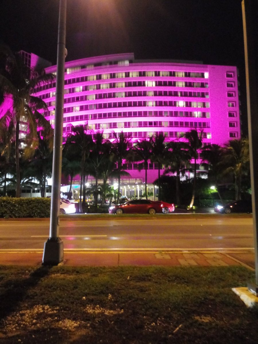 LifeRestyleByBC's tweet photo. #OptimizeInOctober #Fontainebleau #DineBleau #Oceandrive #MiamiStyle #MovieSets #Iconic  #breastcancerawareness #BleauGoesPink #ChezBonbon #JohnBaldessari @fontainebleau #MiamiBeach #sunsets #ResistRescueRest #RelaunchReviseRecommit #ILoveMiami https://t.co/vI02MiZkjl