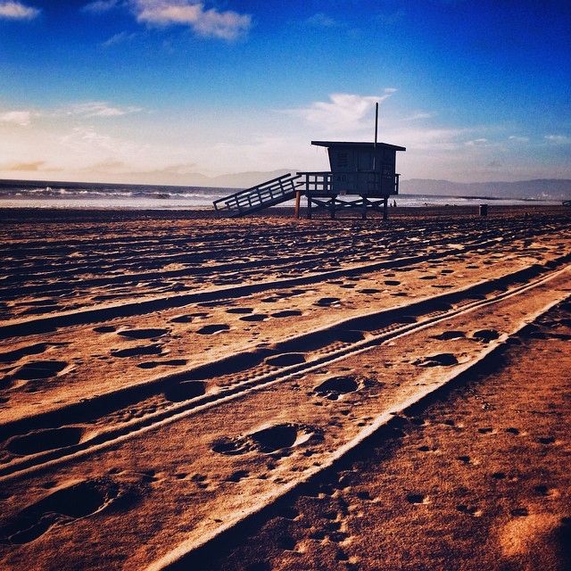 itsOsoPorto's tweet photo. Insta 5yrs ago: Tracks. #elporto #beach #lifeguardshack #manhattanbeach #notnorth #losangeles #mydayinla #southbay #california https://t.co/SOJwawd8qj https://t.co/eVPLHB6e5I