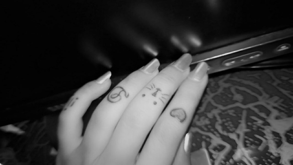 cAtHaRsIs_hun's tweet photo. Jab pen hath mai aa jye to kya ap bh Tattoo bna lety hai...??😋👀 https://t.co/8XWdbzWTbq