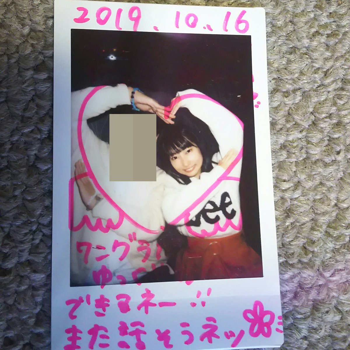 isshy_26_616's tweet photo. 10/16 #ワングラ での
#かなみん とのチェキにて、新たなハートの作り方をご教授頂いたので、
10/20 #SpaceO での #りこぴん とのチェキにて早速実践💙

りこぴんとのハートは
左から小中大、三種類揃った💙💙💙

もう愛が溢れますね(←？)

#夏野香波   #かな民
#柚月りこ   #りこ学部
#てるコンビ https://t.co/GrmXbPWqZb
