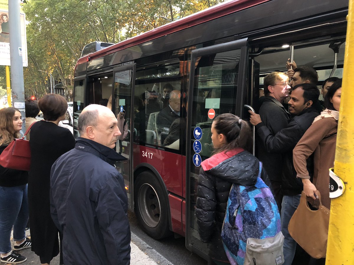 luc203's tweet photo. @InfoAtac anche oggi servizio regolare su 60/90, vero?...attesa di 15 minuti, e questa è la situazione. Nota positiva: venerdì non noteremo la differenza con/senza sciopero. https://t.co/Aw3nzy1Jdj