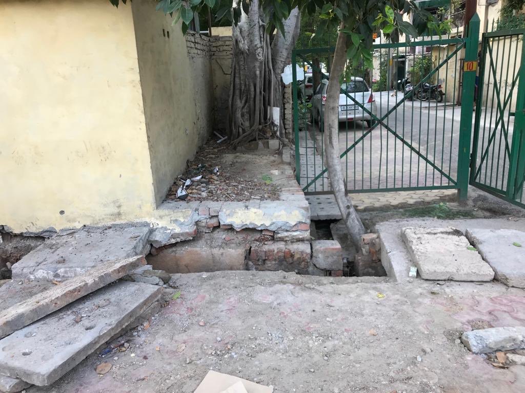 SeemaPa32692398's tweet image. @noida_authority ,#PANKAJSINGHMLA #CEONOIDAAUTHORITY I am resident of G-49, Sector-27 , sir yahan June mein naale(drain) ki safai hui thi,Lekin uske baad isko cover nahi kiya gaya,humne bahut baar complaint bhi ki lekin koi nahi sunta. Saath wale Ghar k drain cover kar di