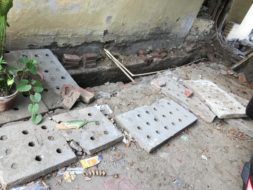 SeemaPa32692398's tweet image. @noida_authority ,#PANKAJSINGHMLA #CEONOIDAAUTHORITY I am resident of G-49, Sector-27 , sir yahan June mein naale(drain) ki safai hui thi,Lekin uske baad isko cover nahi kiya gaya,humne bahut baar complaint bhi ki lekin koi nahi sunta. Saath wale Ghar k drain cover kar di