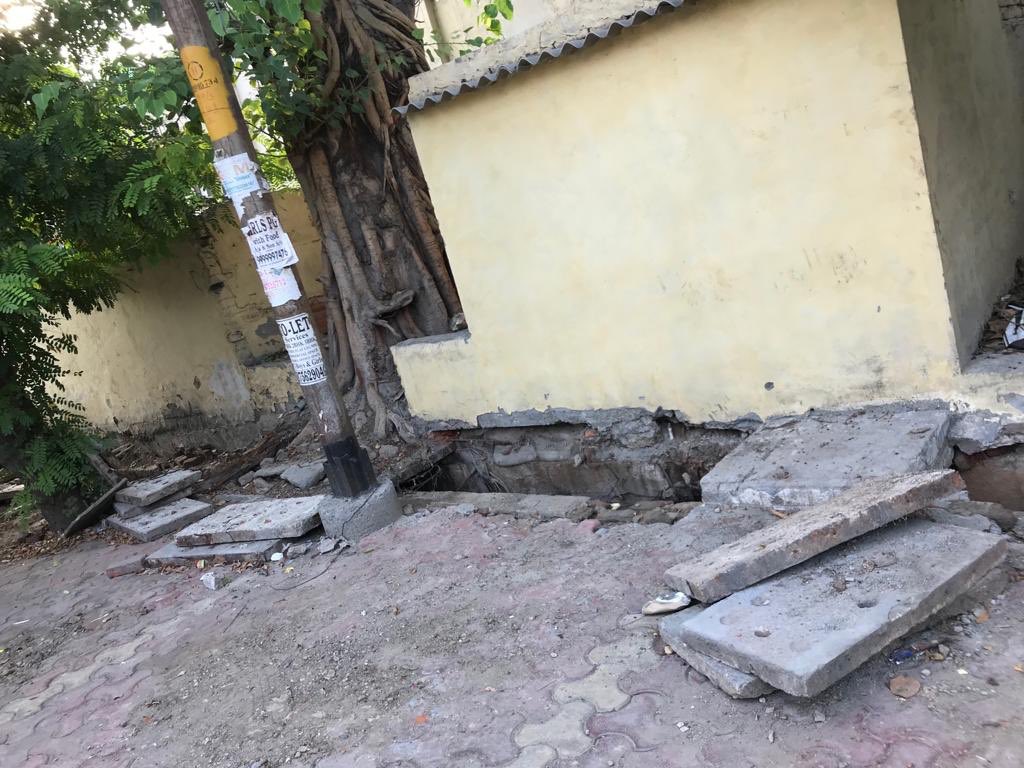 SeemaPa32692398's tweet image. @noida_authority ,#PANKAJSINGHMLA #CEONOIDAAUTHORITY I am resident of G-49, Sector-27 , sir yahan June mein naale(drain) ki safai hui thi,Lekin uske baad isko cover nahi kiya gaya,humne bahut baar complaint bhi ki lekin koi nahi sunta. Saath wale Ghar k drain cover kar di