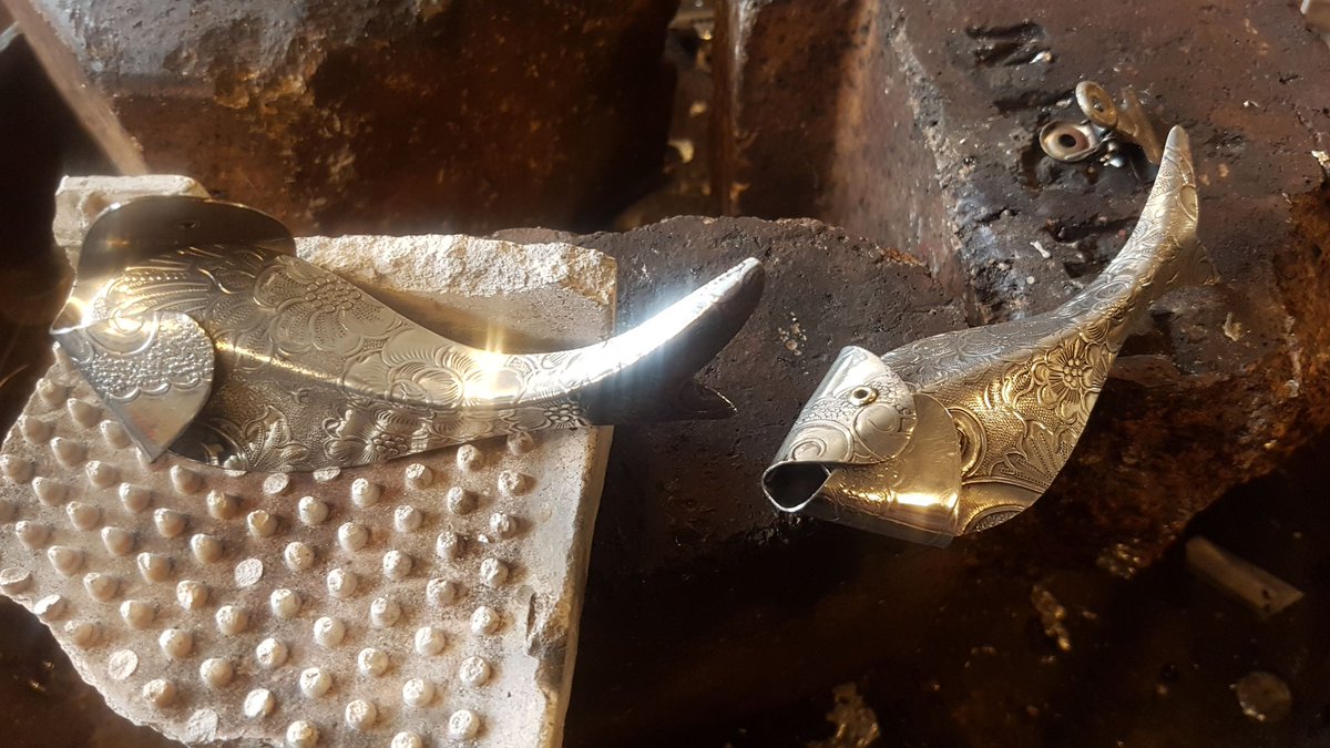 Making sardine feature brooches yesterday made from sheet pewter.
We also make sardine lightpulls too.
#Sheffieldissuper #handmade #brooch #pewter #sardine #Fun #fish #fishing #lightpull  #Quirky #wallhanging #sulpture  #humourous  #craft #Crafted #hunting #metal  #gift #quirky