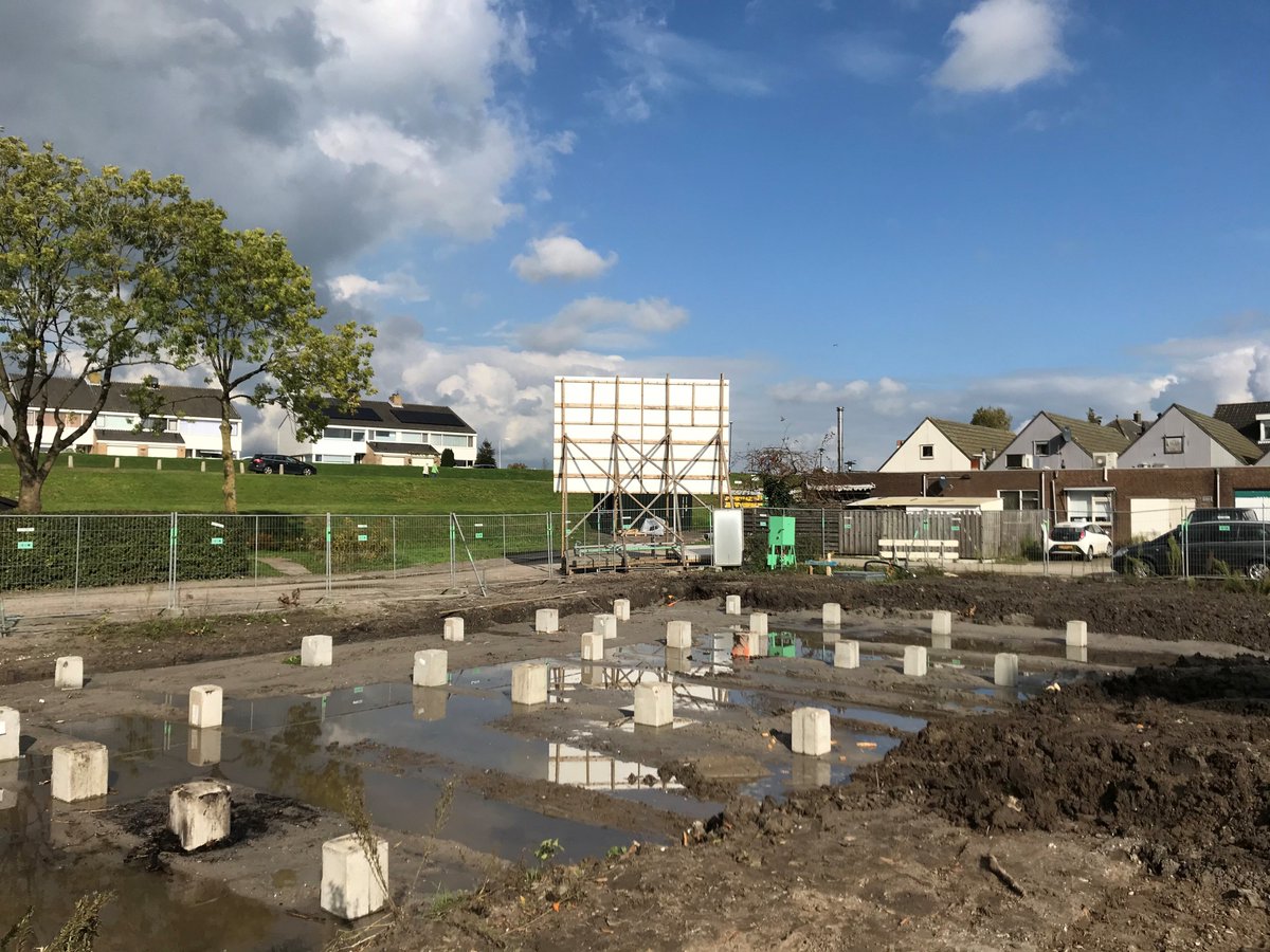 De heiwerkzaamheden van het project De Bongerd #Streefkerk zijn uitgevoerd. Daarmee is de bouw nu officieel gestart! De #nieuwbouw #woningen worden in het 4e kwartaal van 2020 opgeleverd. Maisonnettes en begane grond appartementen. <a href="/KooymanEigHuis/">KooymanEigenHuis</a> debongerdstreefkerk.nl
