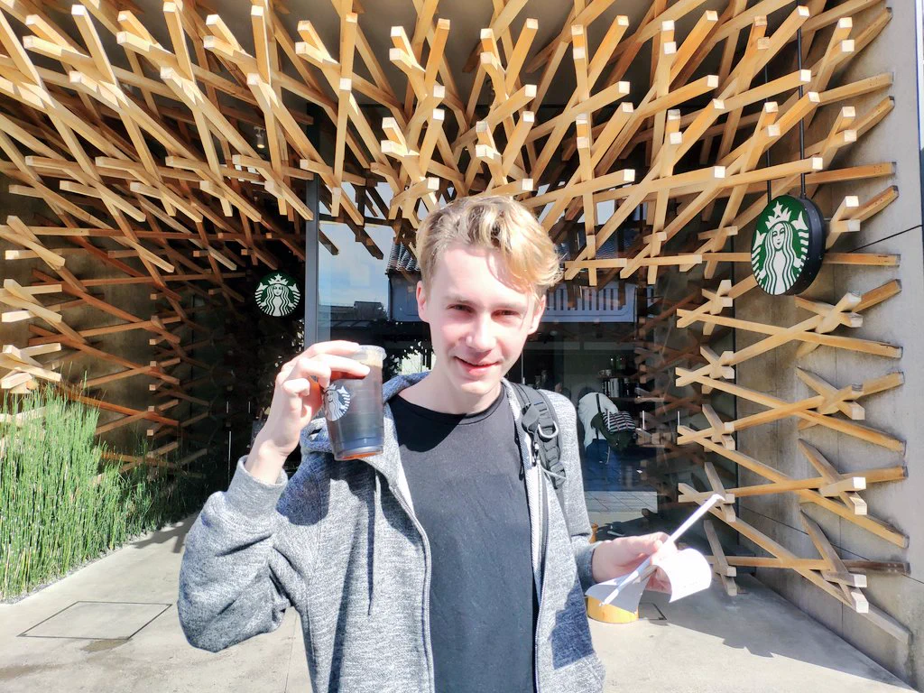 まるで大きな割り箸が刺さっているよう！太宰府のスタバのデザインが面白い！