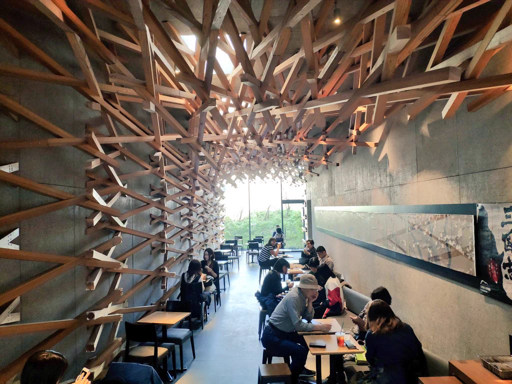 まるで大きな割り箸が刺さっているよう！太宰府のスタバのデザインが面白い！