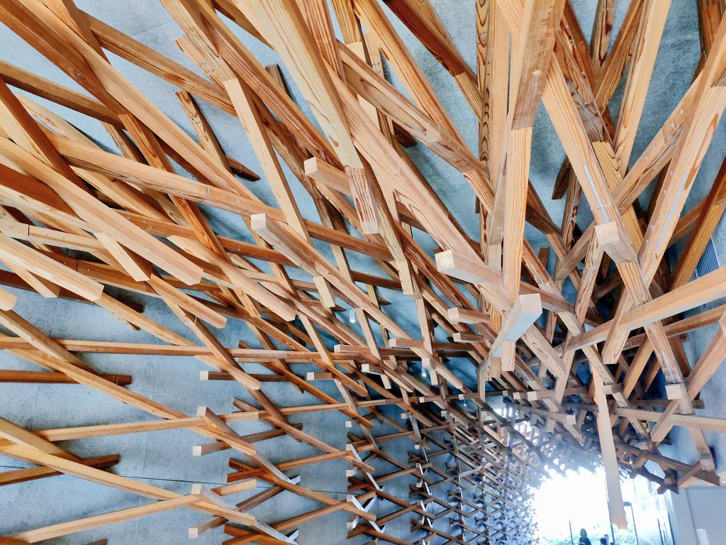 まるで大きな割り箸が刺さっているよう！太宰府のスタバのデザインが面白い！