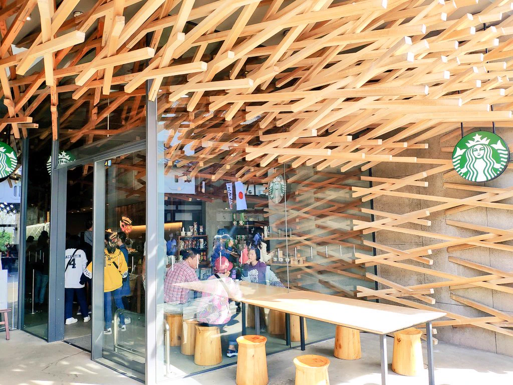 まるで大きな割り箸が刺さっているよう！太宰府のスタバのデザインが面白い！